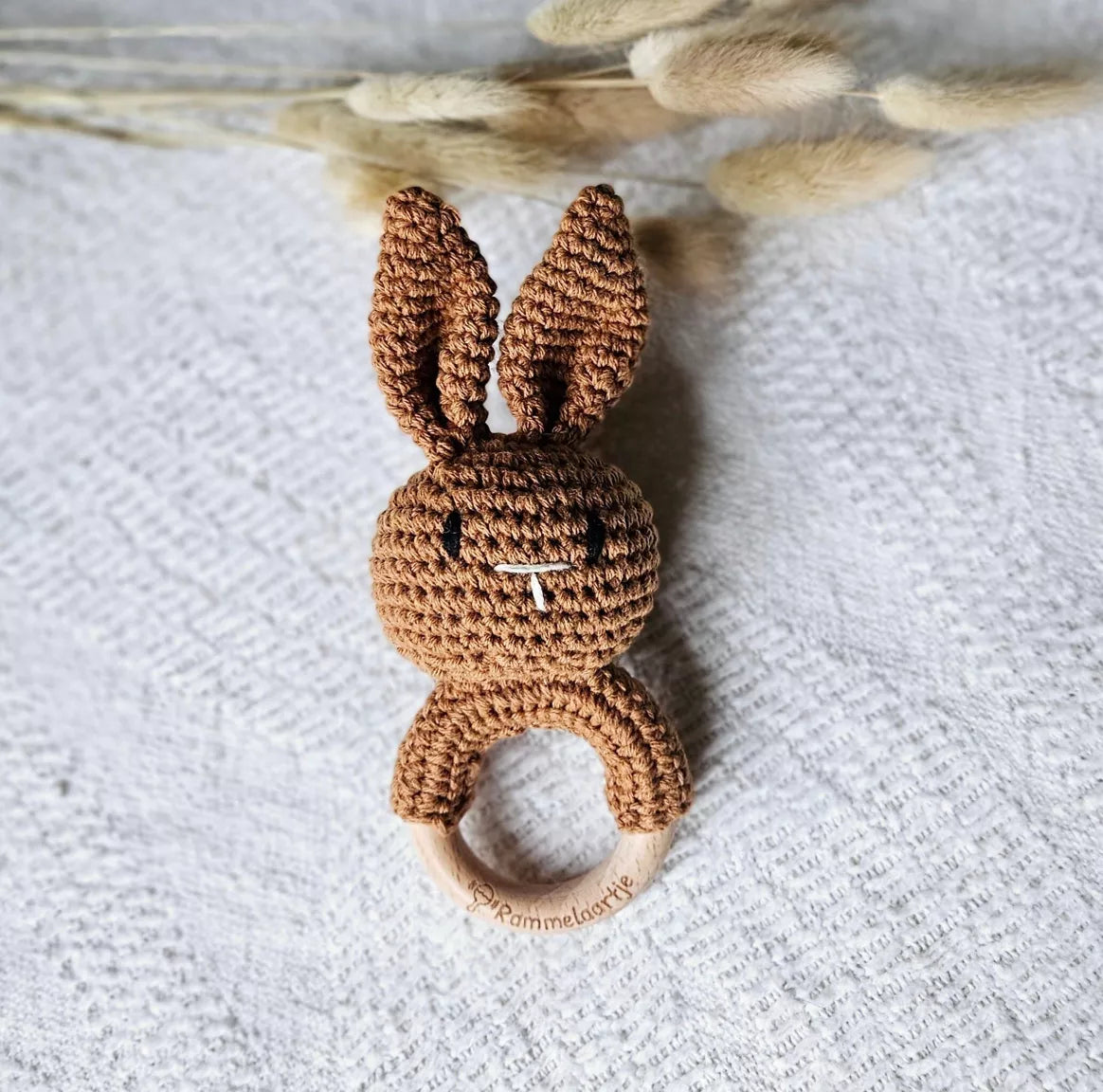 Hochet fait main pour bébé couleur marron et sable