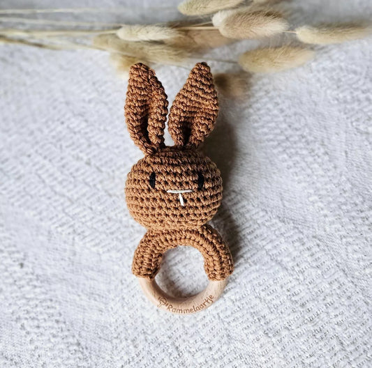 Hochet fait main pour bébé couleur marron et sable