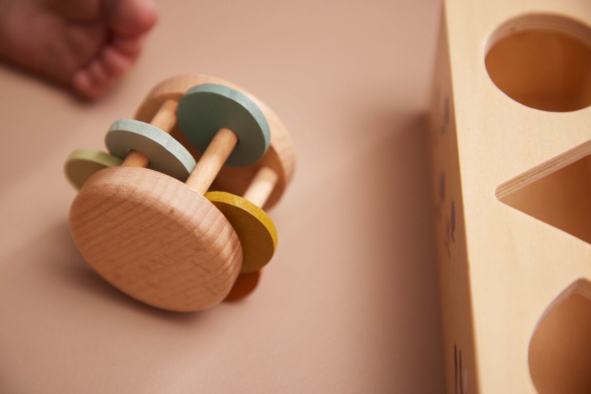 Vasilette avec jeux sensorielles en bois