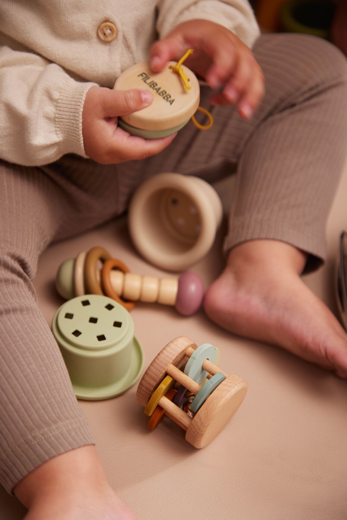 Vasilette avec jeux sensorielles en bois