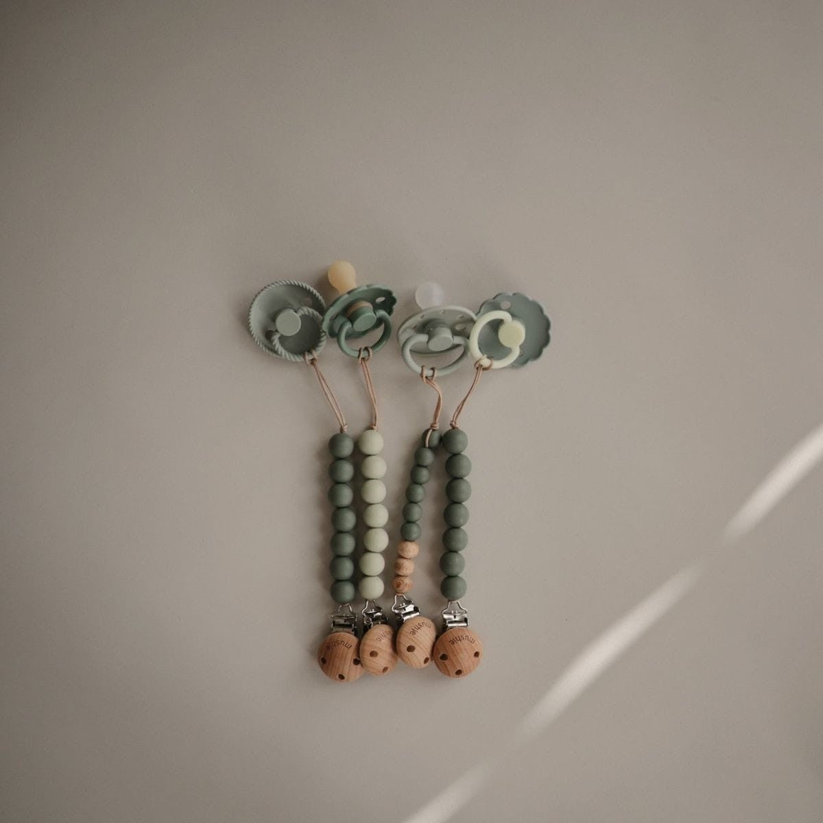 Attache tétine I Olive