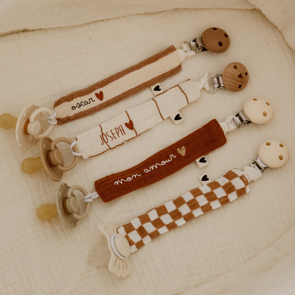 Attache-tétine | Gaze beige petit coeur 