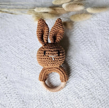 Hochet fait main pour bébé couleur marron et sable